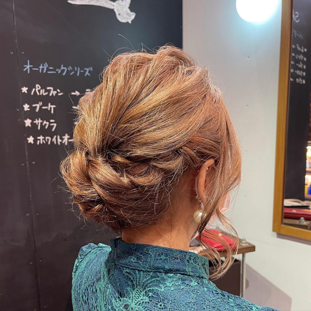 .友人の結婚式のヘアセットを.可愛いドレスを身に纏ってとても素敵でした?♡..シニヨンヘア‍♀️(sea gullの魔術師さおりん担当)笑..投稿担当者:茜　笑