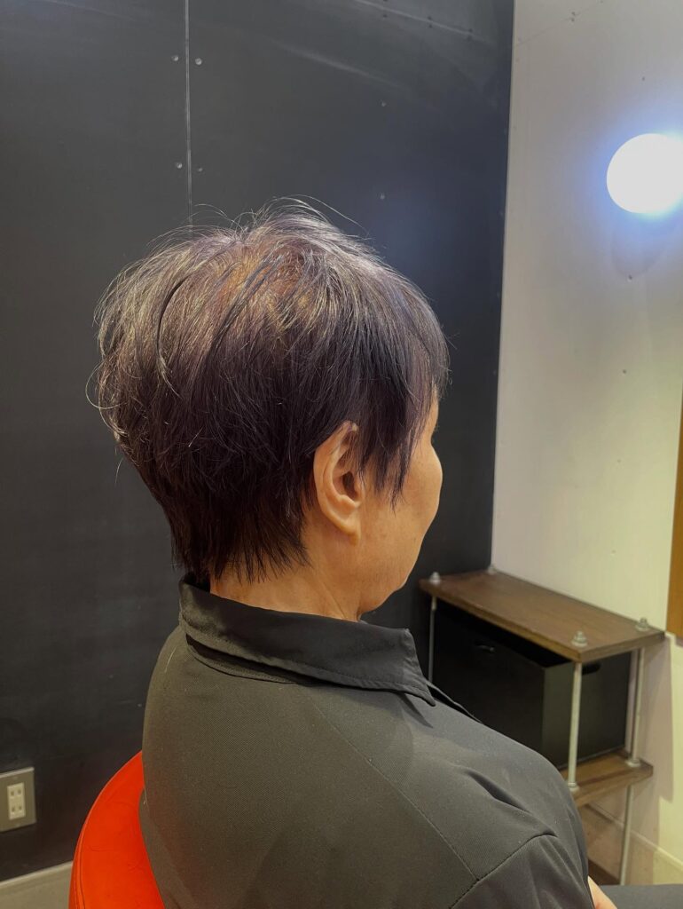 .︎レディースショートカット..初めての方もお気軽にお越しください♩..︎担当者　西山さおり..︎色はホームカラーされててムラサキがショートに映えてる🪻♡..