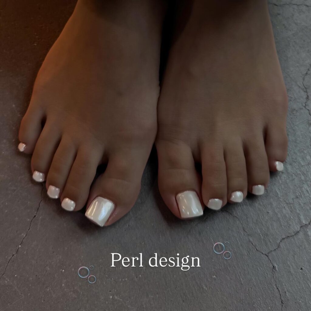 foot nail夏っぽいパールデザインです⟡.·◝✩ ⟡.·◝✩ご来店いただく際はハンドクリームやオイル、日焼け止めなどはご利用にならずにご来店ください🏻‍♀️ジェルと油分の相性が悪いため、弾いてしまったり期間より早い浮きの可能性がありますご予約は公式LINEまたは店舗へのお電話でお願いします☏0826-72-0324
